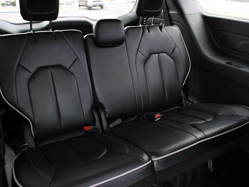 Used 2023 Chrysler Pacifica Limited w/ S Appearance Package FWD image 21