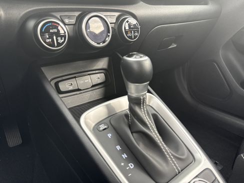 Used 2025 Hyundai Venue SEL FWD image 15