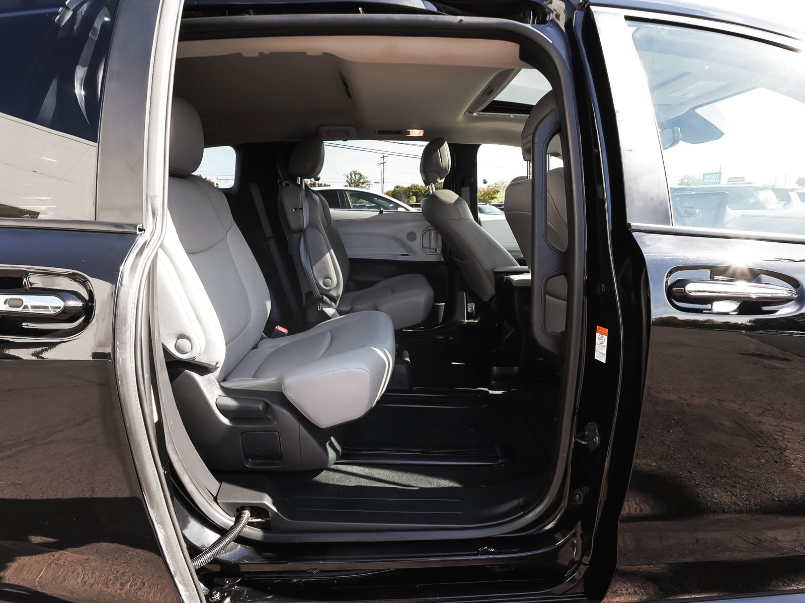 Used 2025 Toyota Sienna XLE FWD image 15