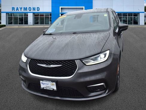 Used 2023 Chrysler Pacifica Touring-L FWD image 8