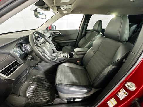 Used 2024 Mitsubishi Outlander SE image 13
