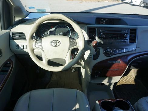 Used 2014 Toyota Sienna XLE image 5