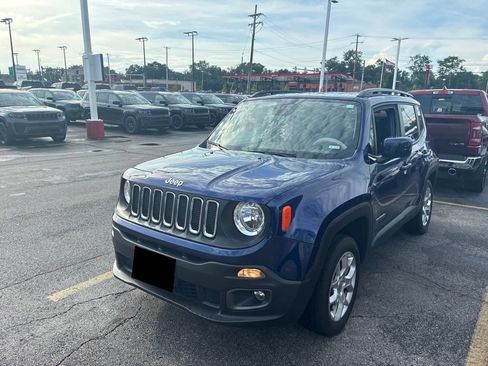 Used 2018 Jeep Renegade Latitude w/ Cold Weather Group AWD/4WD image 3
