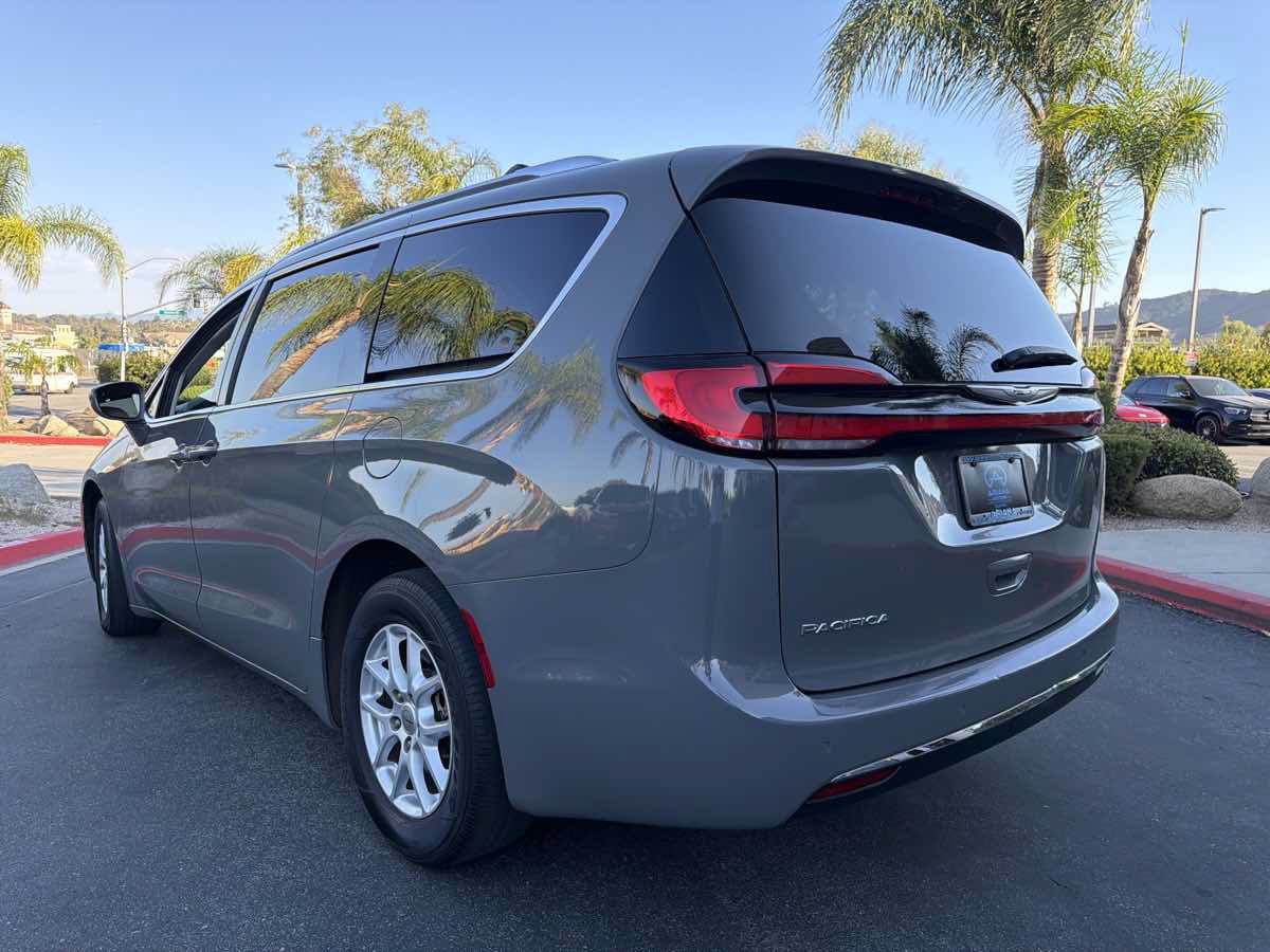 Used 2021 Chrysler Pacifica Touring-L FWD image 5