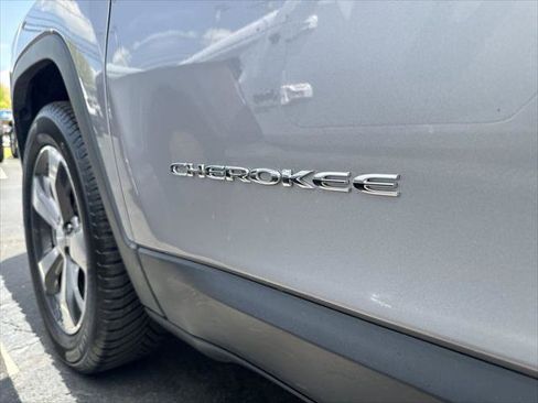 Certified 2019 Jeep Cherokee Limited w/ Luxury Group AWD/4WD image 28