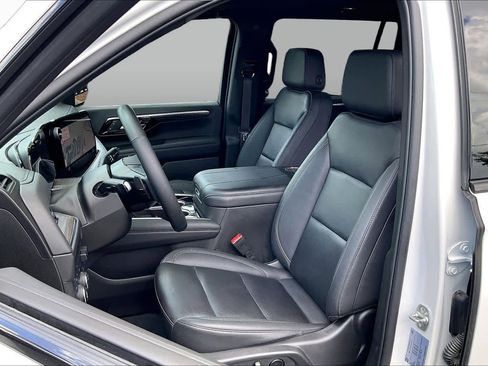Certified 2025 Chevrolet Suburban Z71 w/ Comfort Package AWD/4WD image 24