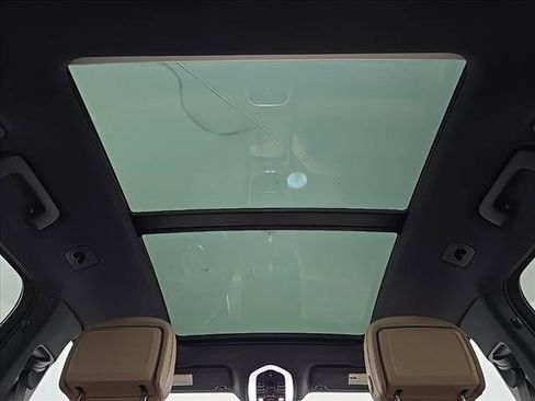 Certified 2025 Porsche Macan image 14