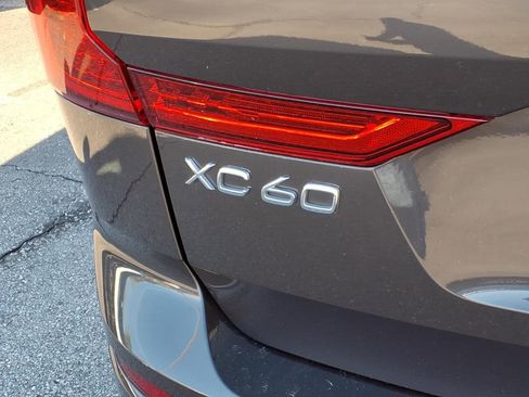 Certified 2025 Volvo XC60 B5 Plus AWD/4WD image 5