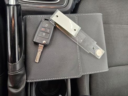 Used 2019 Volkswagen Golf S image 21