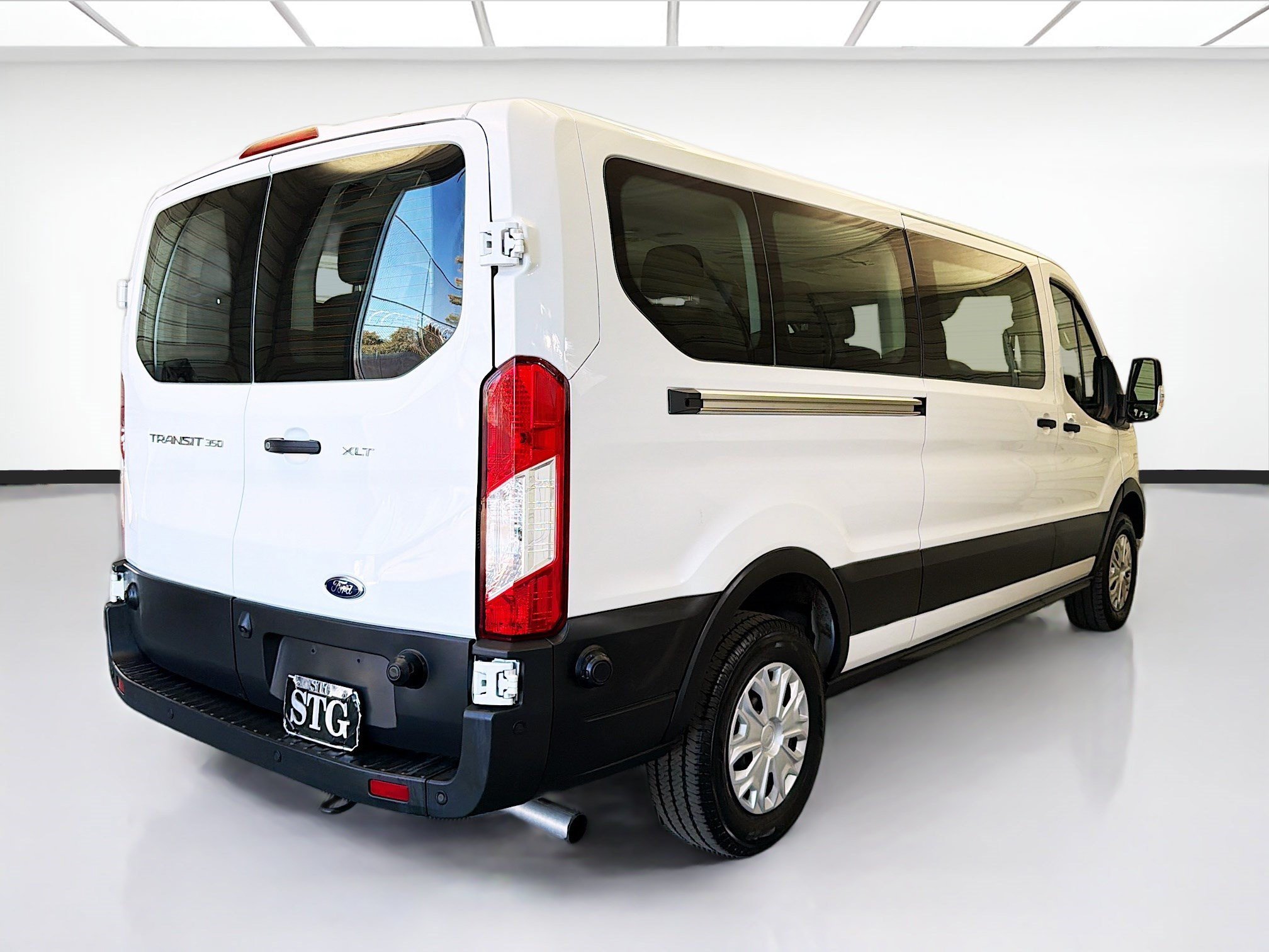 Used 2024 Ford Transit 350 XLT RWD image 4