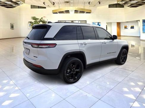 Used 2023 Jeep Grand Cherokee Limited w/ Black Appearance Package image 7