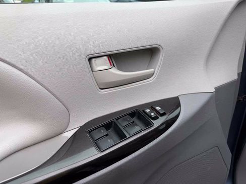 Used 2014 Toyota Sienna LE FWD image 27