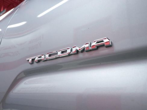 Used 2021 Toyota Tacoma Limited image 40