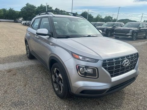 Used 2023 Hyundai Venue SEL FWD image 2