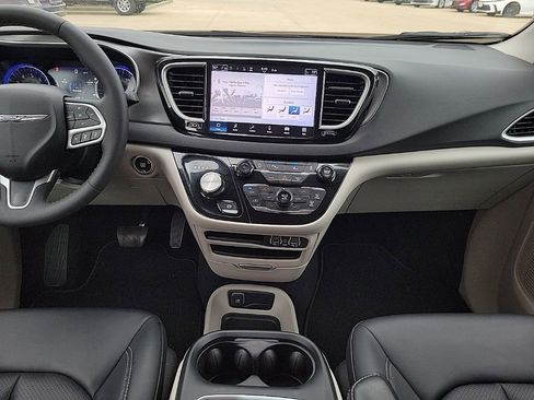 Used 2024 Chrysler Pacifica Touring-L FWD image 11
