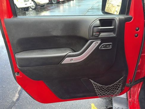 Used 2014 Jeep Wrangler Unlimited Sahara w/ Max Tow Package image 9