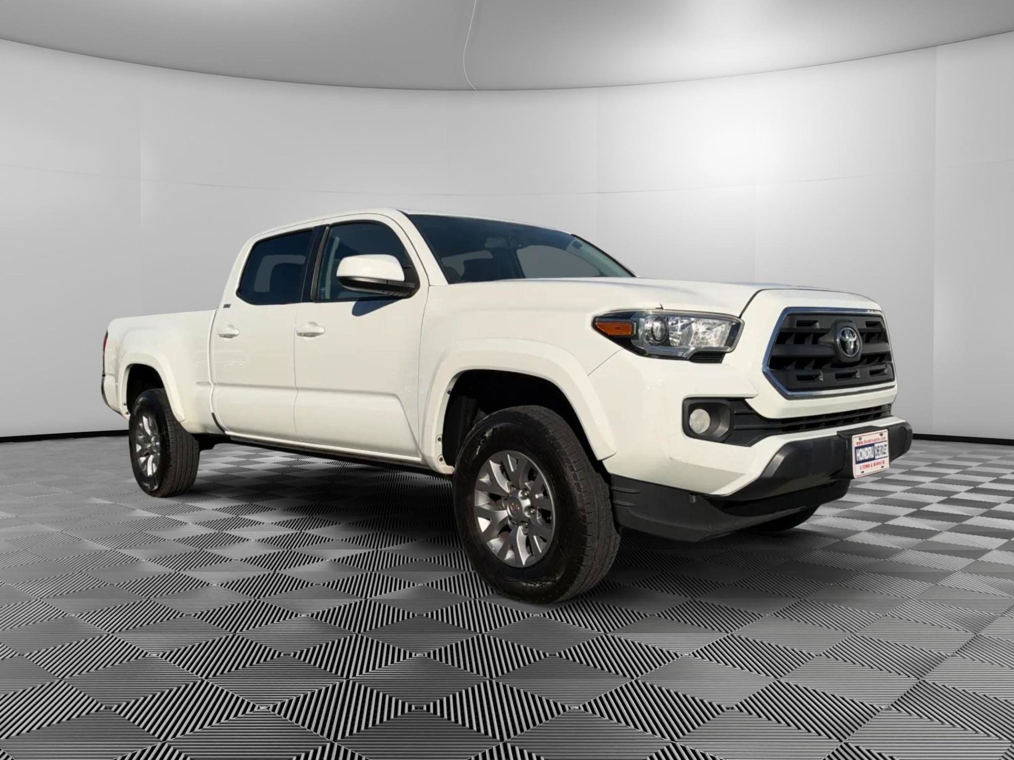 Used 2017 Toyota Tacoma SR5 w/ Tow Package AWD/4WD image 2