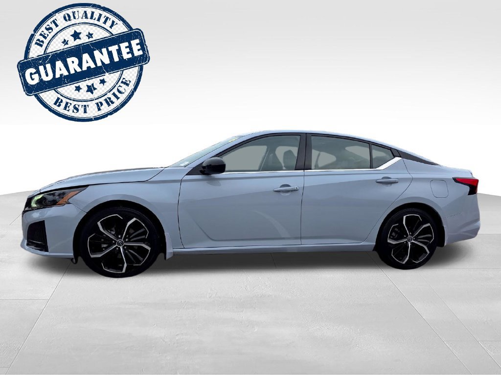 Used 2023 Nissan Altima 2.5 SR w/ SR Premium Package FWD image 3
