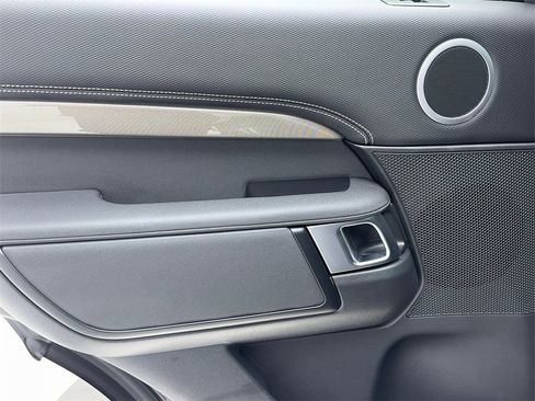 Used 2023 Land Rover Discovery Metropolitan Edition image 46