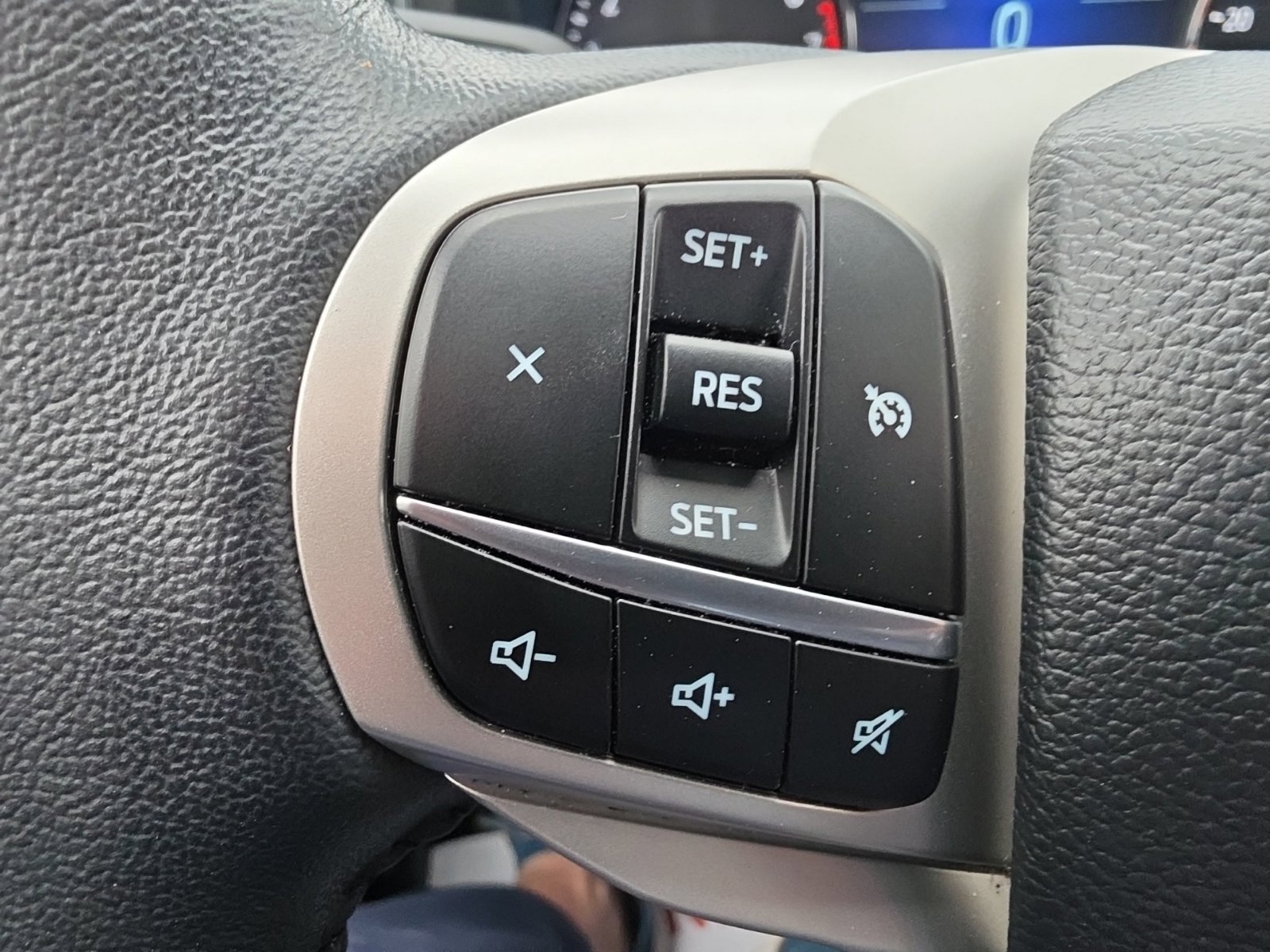Used 2023 Ford Explorer XLT w/ Equipment Group 202A AWD/4WD image 31