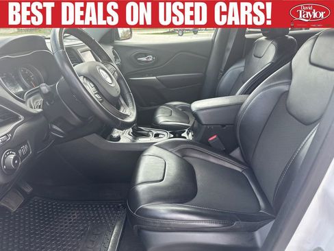 Used 2019 Jeep Cherokee Latitude Plus w/ Cold Weather Group AWD/4WD image 10