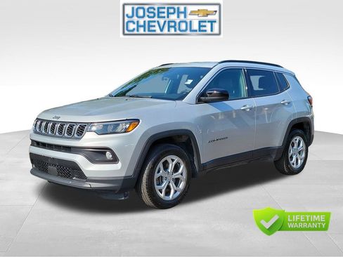 Used 2024 Jeep Compass Latitude AWD/4WD image 2