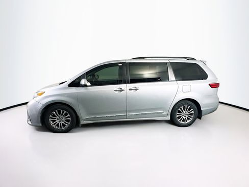 Used 2019 Toyota Sienna XLE image 4