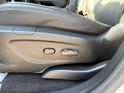 Used 2022 Chevrolet Trax LT w/ LT Convenience Package image 16