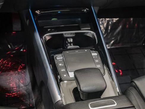 Used 2023 Mercedes-Benz GLB 250 4MATIC w/ Premium Package image 22