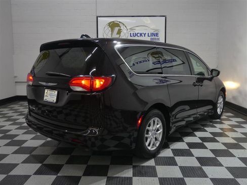 Used 2018 Chrysler Pacifica LX image 9