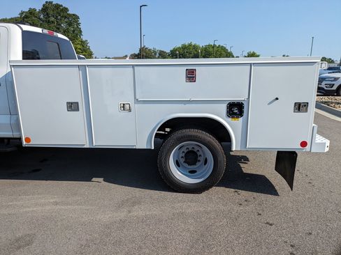 New 2025 Ford F450 XL w/ XL Chrome Package image 27