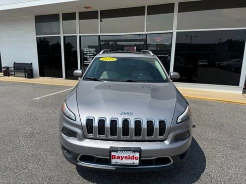 Used 2018 Jeep Cherokee Limited w/ Luxury Group AWD/4WD image 4