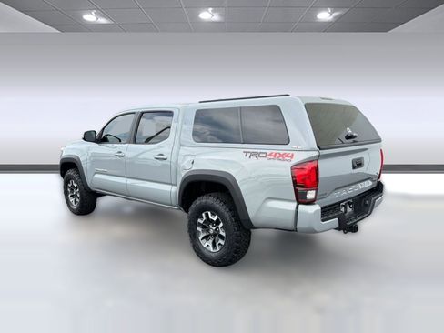 Used 2018 Toyota Tacoma TRD Off-Road AWD/4WD image 3