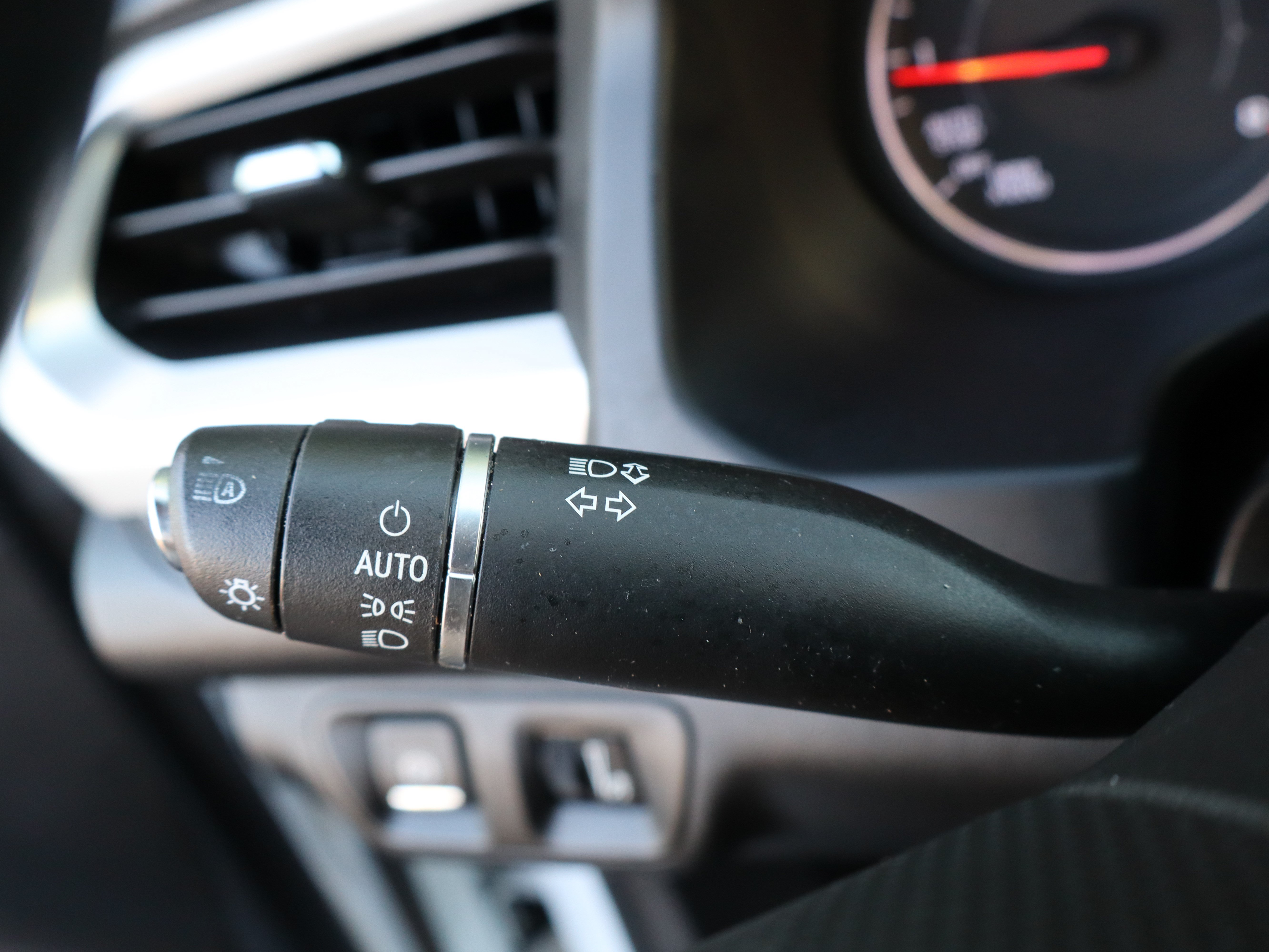 Used 2023 GMC Acadia SLE w/ Driver Convenience Package FWD image 24