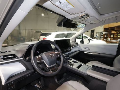 Used 2025 Toyota Sienna XLE image 9