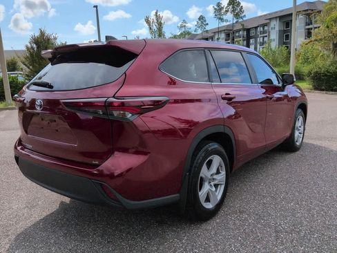 Used 2025 Toyota Highlander LE FWD image 6