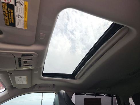 Used 2024 Toyota Highlander XLE FWD image 17