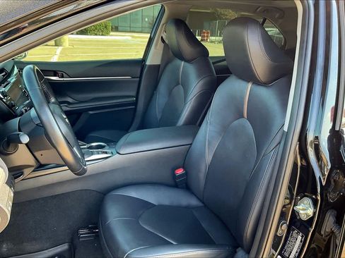 Used 2020 Toyota Camry XLE image 11