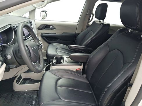 Used 2024 Chrysler Pacifica Touring-L image 19