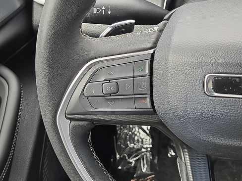 Used 2025 Jeep Grand Cherokee Altitude AWD/4WD image 19