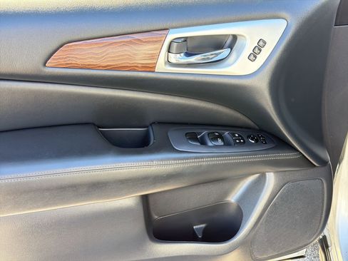 Used 2017 Nissan Pathfinder Platinum w/ Family Entertainment Package image 13