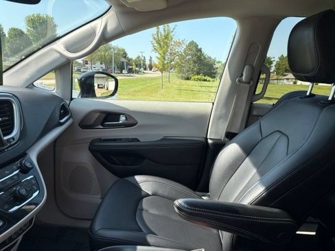 Used 2024 Chrysler Pacifica Touring-L FWD image 12