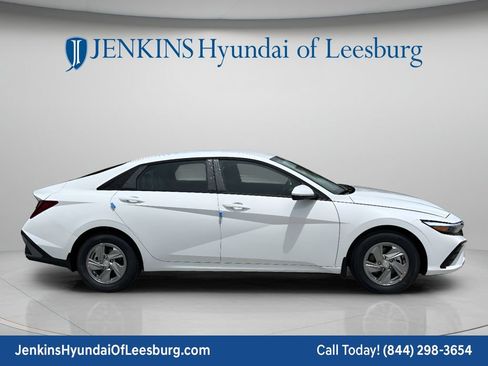 Certified 2026 Hyundai Elantra SE FWD image 3