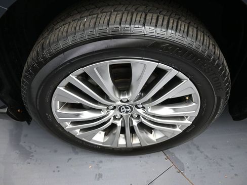 Used 2024 Toyota Venza Limited image 14