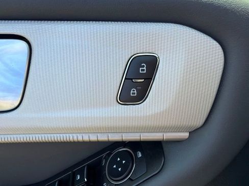 Used 2025 Ford Explorer Active RWD image 26