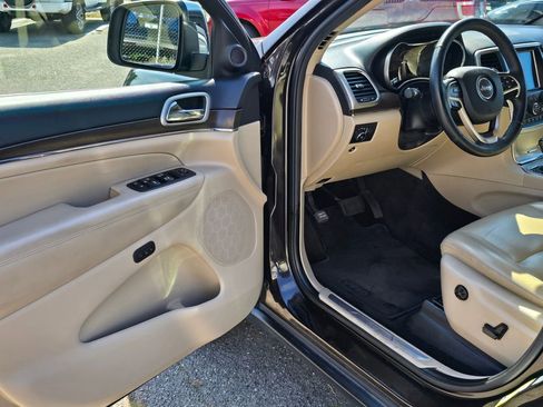 Used 2017 Jeep Grand Cherokee Limited AWD/4WD image 18