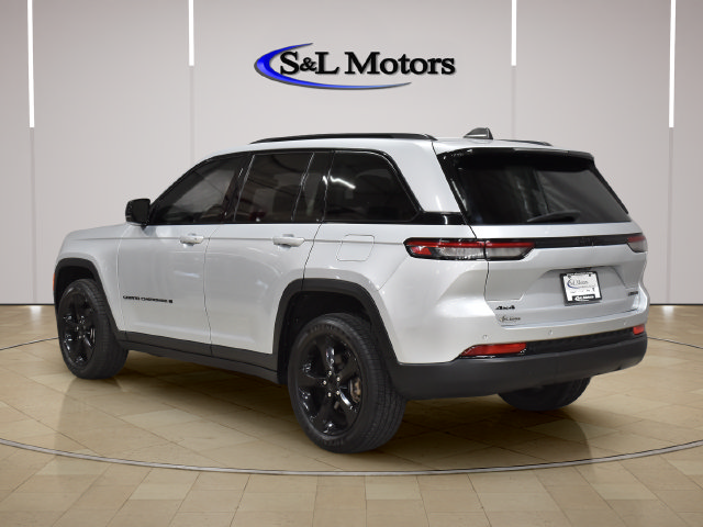 Used 2023 Jeep Grand Cherokee Limited w/ Black Appearance Package AWD/4WD image 5