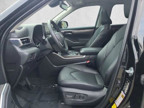 Used 2023 Toyota Highlander Limited image 16