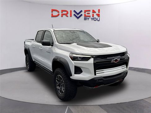 Used 2023 Chevrolet Colorado ZR2 w/ ZR2 Convenience Package III AWD/4WD image 2