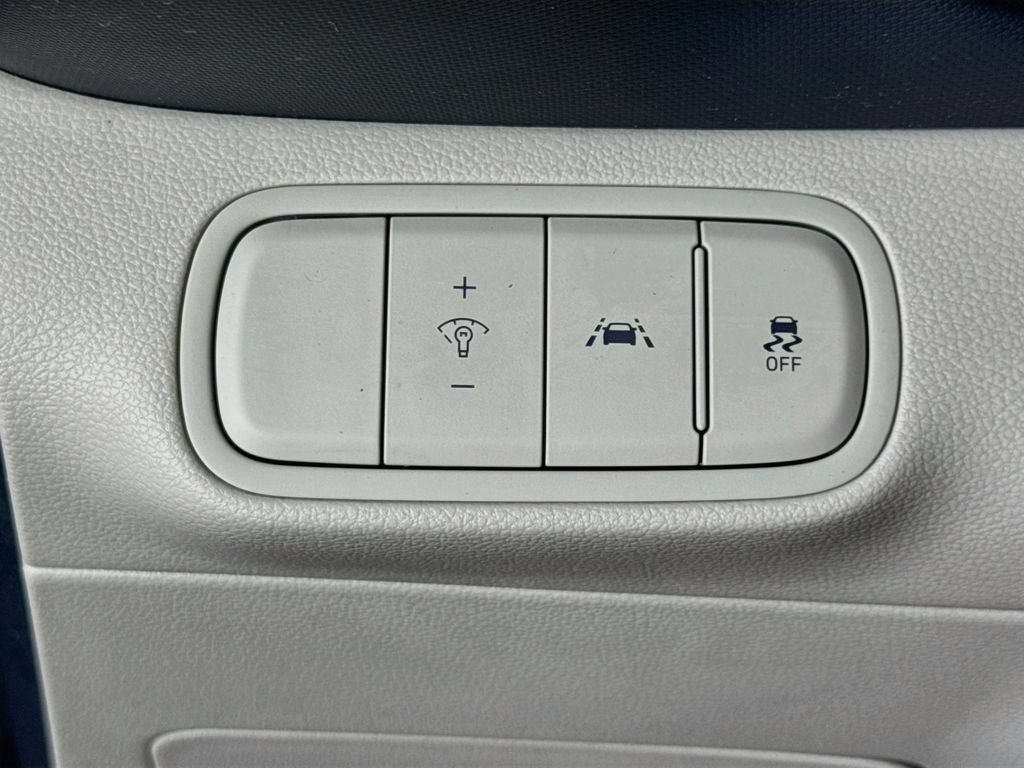 Used 2022 Hyundai Venue Limited FWD image 19